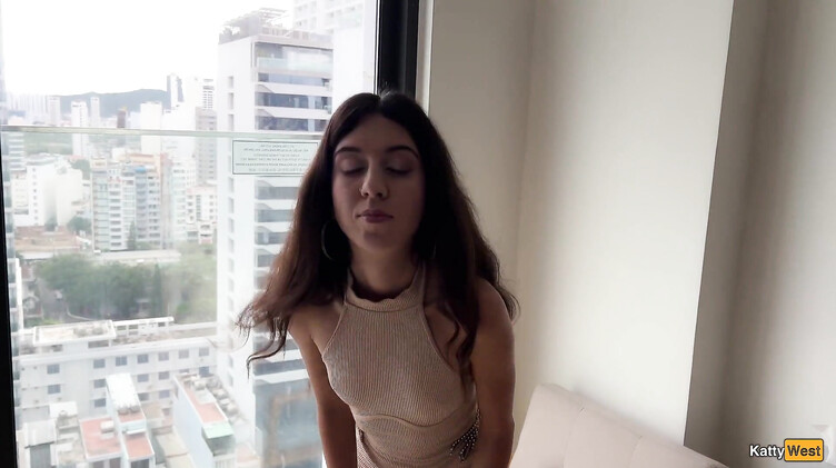 Консьержка отеля за деньги отсосала и чпокнулась с клиентом