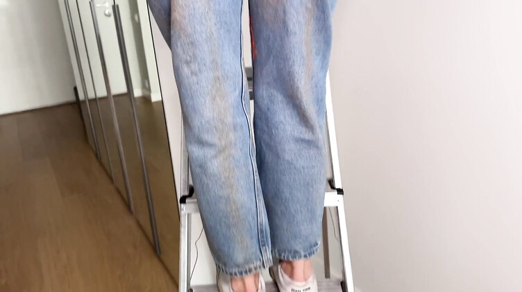 Парень порвал джинсы на жопе русской студентки и трахнул ее за деньги