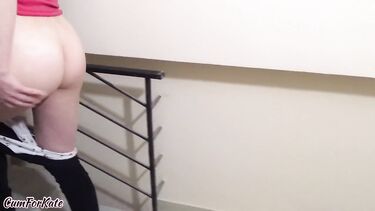 Присунул хуй в киску сводной сестры на лестничной клетке подъезда