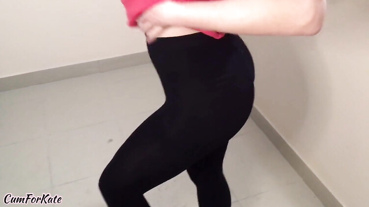 Присунул хуй в киску сводной сестры на лестничной клетке подъезда