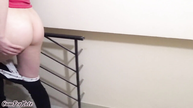 Присунул хуй в киску сводной сестры на лестничной клетке подъезда