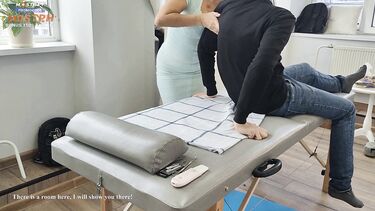 Молодой парень трахает зрелую маму друга в спа-салоне