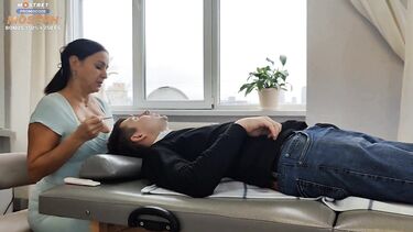 Молодой парень трахает зрелую маму друга в спа-салоне