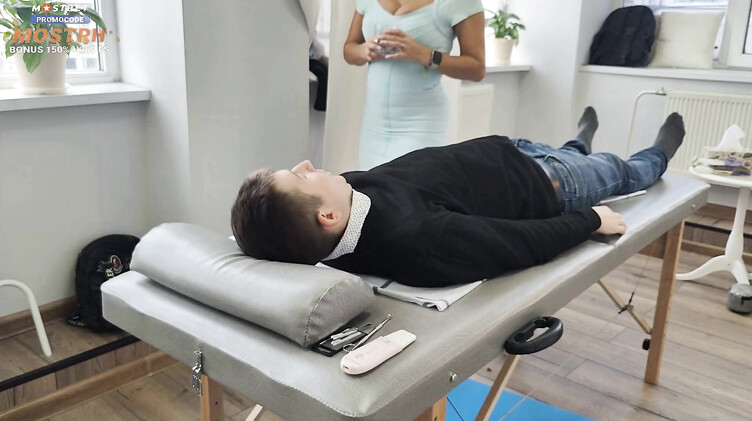 Зрелая и молодой: Молодой парень трахает зрелую маму друга в спа-салоне