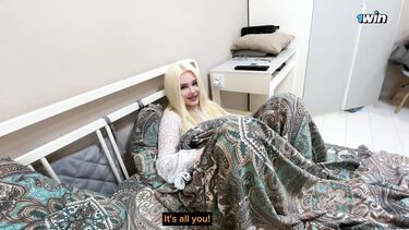 Блондинка с большой жопой трахается с другом пока муж на работе