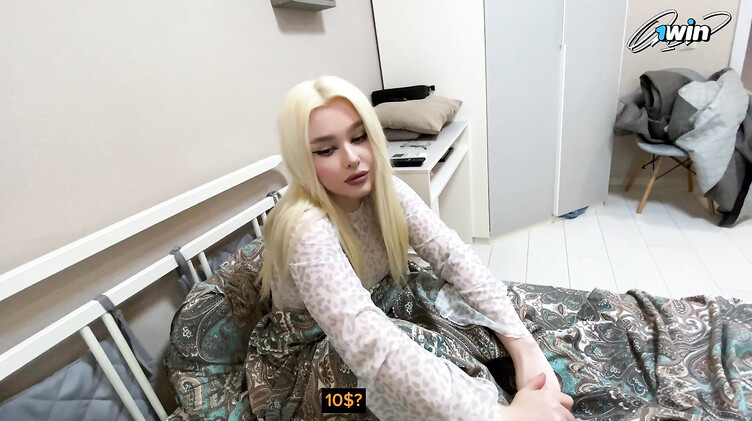 Блондинка с большой жопой трахается с другом пока муж на работе