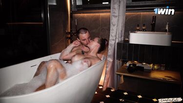 Пасынок романтик помогает расслабиться мачехе сексом в пенной ванне