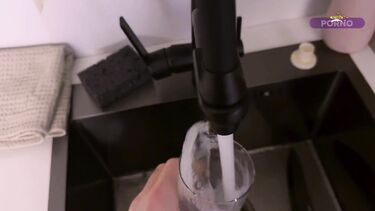 Хотела одолжить у брата денег, но пришлось поработать пиздой