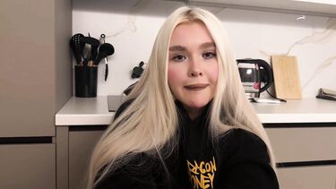 Хотела одолжить у брата денег, но пришлось поработать пиздой