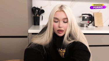 Хотела одолжить у брата денег, но пришлось поработать пиздой