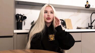 Хотела одолжить у брата денег, но пришлось поработать пиздой