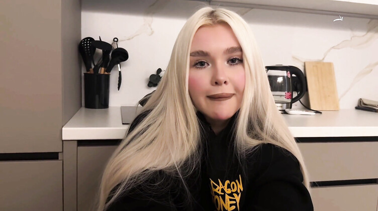 Хотела одолжить у брата денег, но пришлось поработать пиздой