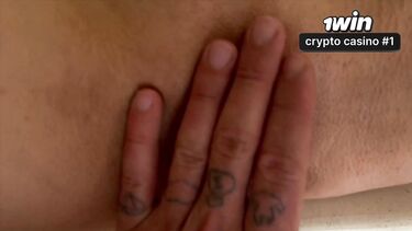 Недовольный клиент грубо выебал дизайнера интерьера с бритой киской