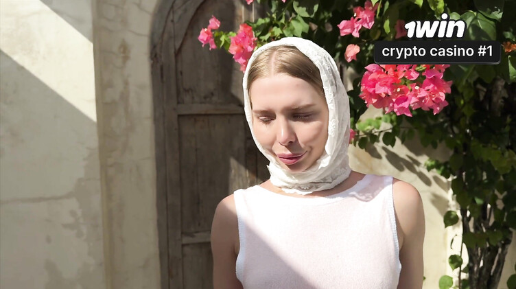 Недовольный клиент грубо выебал дизайнера интерьера с бритой киской