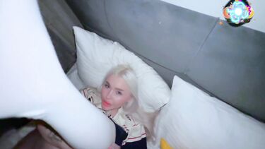 Русская мачеха с большой жопой трахается на кровати с пасынком