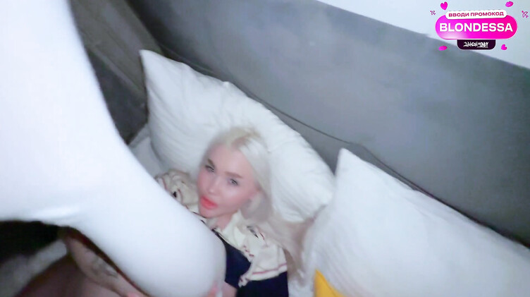 Русская мачеха с большой жопой трахается на кровати с пасынком