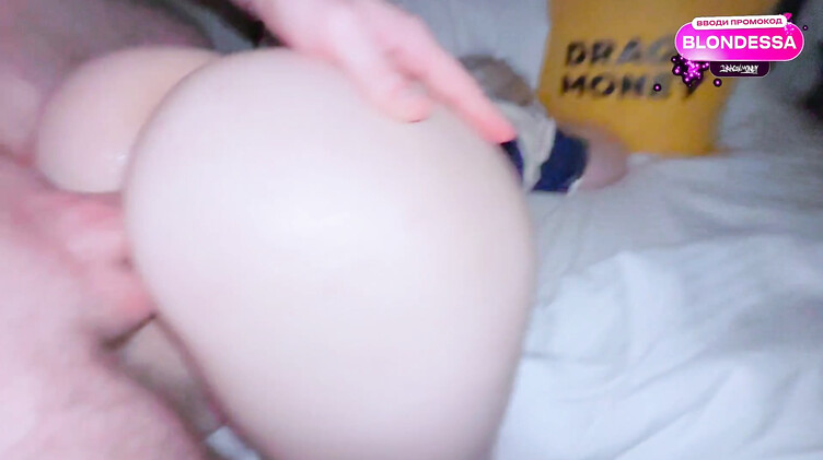 Blondessa: Русская мачеха с большой жопой трахается на кровати с пасынком