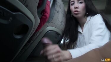 Дрочит и сосет член незнакомцу в рейсовом автобусе