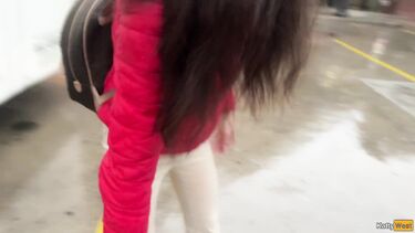 В автобусе: Дрочит и сосет член незнакомцу в рейсовом автобусе