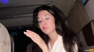 Дрочит и сосет член незнакомцу в рейсовом автобусе