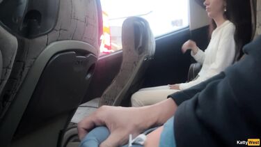 Дрочит и сосет член незнакомцу в рейсовом автобусе
