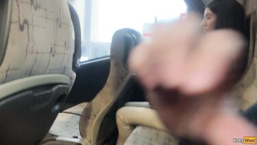 Дрочит и сосет член незнакомцу в рейсовом автобусе