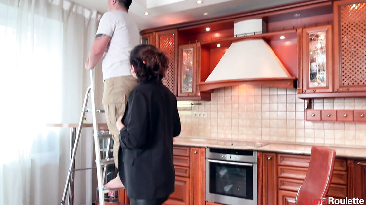 Висячие сиськи: Помог одинокой соседке и получил минет на стремянке перед трахом