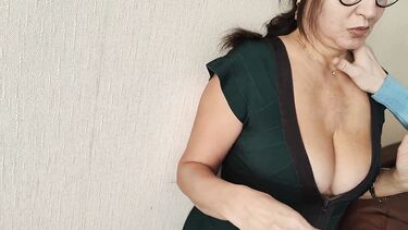 Жестко выебал слабую на передок маму друга на сеансе терапии