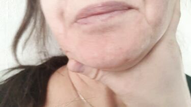 Жестко выебал слабую на передок маму друга на сеансе терапии