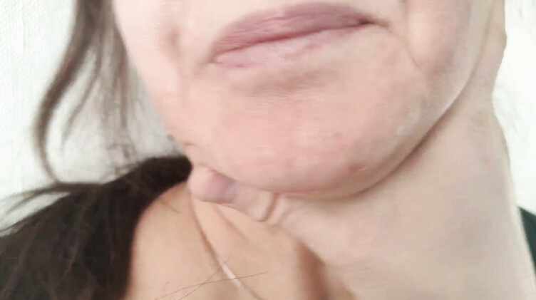 Жестко выебал слабую на передок маму друга на сеансе терапии