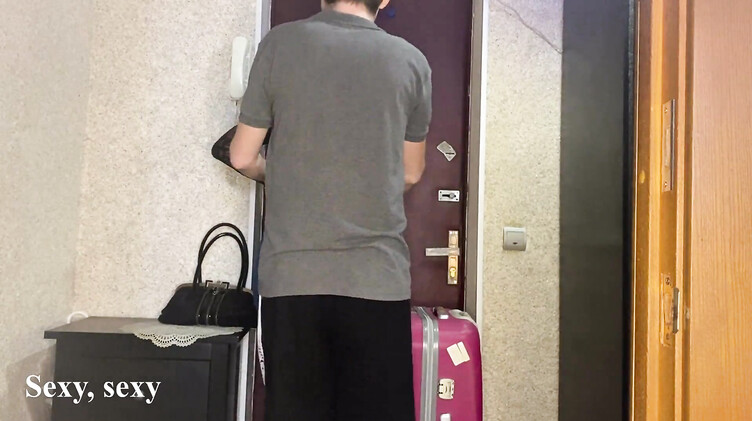 Зрелая русская мачеха вернулась из отпуска и сразу ебется с пасынком