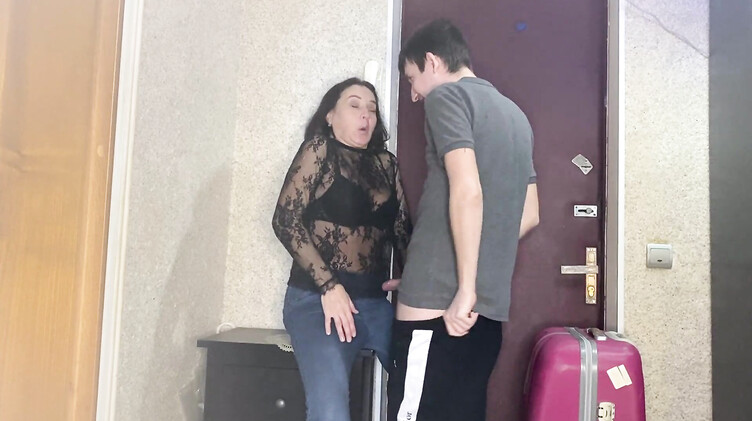 Зрелая русская мачеха вернулась из отпуска и сразу ебется с пасынком