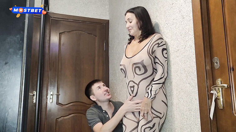 Трахнул раком мачеху в комбинезоне перед корпоративом