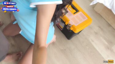 Грубые ремонтники трахают толпой худую русскую домохозяйку Katty West