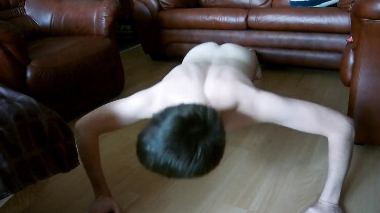 Зрелая русская жена пришла с блядок и отсосала мужу в поясе верности