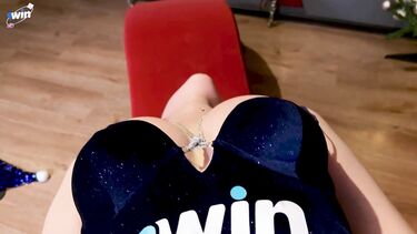 Новогодний подарок для мамы друга! Отшлепал прикованную паддлом и трахнул