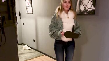 Новогодний подарок для мамы друга! Отшлепал прикованную паддлом и трахнул