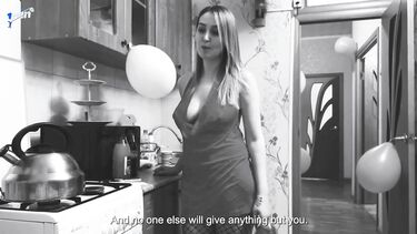 Новогодний подарок для мамы друга! Отшлепал прикованную паддлом и трахнул