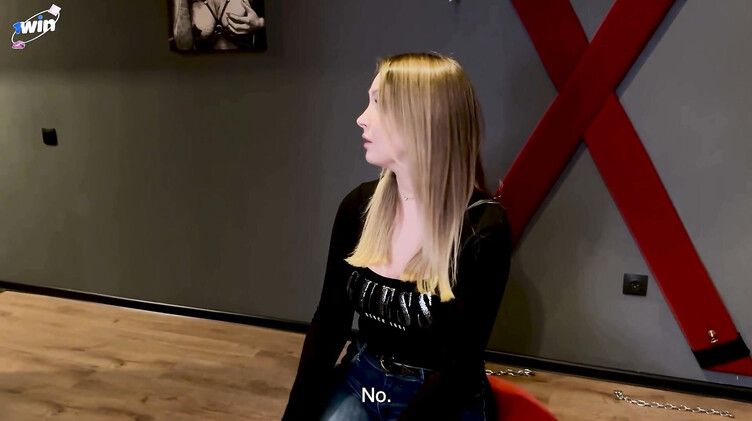 Новогодний подарок для мамы друга! Отшлепал прикованную паддлом и трахнул