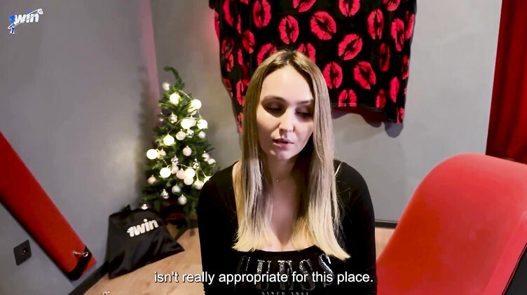 Мама друга: Новогодний подарок для мамы друга! Отшлепал прикованную паддлом и трахнул