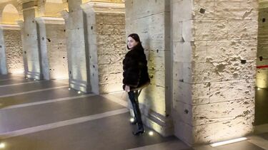 Публичное порно с Алиной Тумановой на трассе и в туалете торгового центра