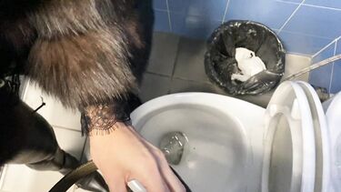 Публичное порно с Алиной Тумановой на трассе и в туалете торгового центра