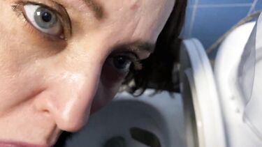 Публичное порно с Алиной Тумановой на трассе и в туалете торгового центра