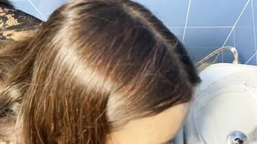 Публичное порно с Алиной Тумановой на трассе и в туалете торгового центра