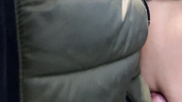 Публичное порно с Алиной Тумановой на трассе и в туалете торгового центра