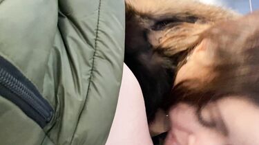 Публичное порно с Алиной Тумановой на трассе и в туалете торгового центра