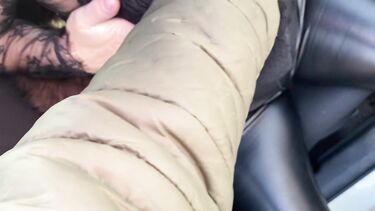 Публичное порно с Алиной Тумановой на трассе и в туалете торгового центра