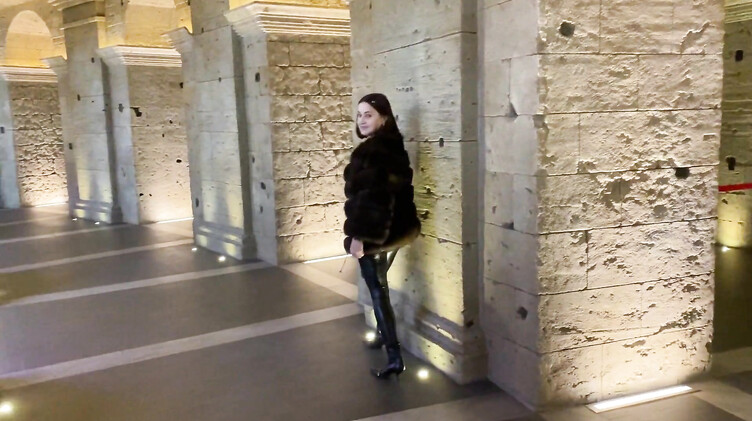 Публичное порно с Алиной Тумановой на трассе и в туалете торгового центра