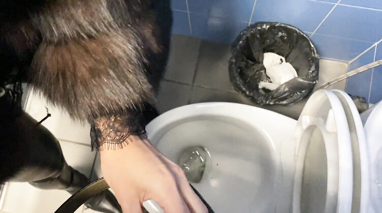 Публичное порно с Алиной Тумановой на трассе и в туалете торгового центра