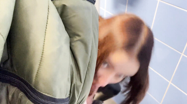 Публичное порно с Алиной Тумановой на трассе и в туалете торгового центра